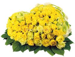 Букет из желтых роз в виде сердца