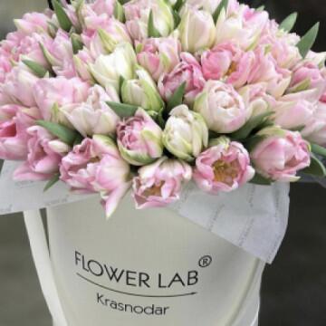 Приятный способ удивить любимого человека — цветы в коробке