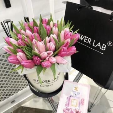 Коробка розовых тюльпанов в цилиндре