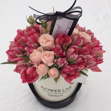 Букет из розовых тюльпанов и поиновидной розы